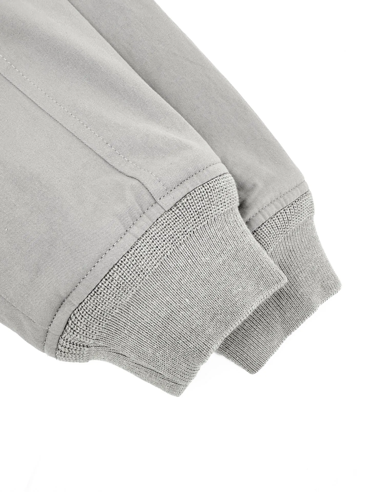 AP Ralp Lauren embroidered zipper jacket. Customized elegant cotton fine twill fabric. Soft and silky, comfortable and close to the skin. Made of matte light gray as the base. Soft and unobtrusive. Just right to show a kind of restrained elegance. Exquisite pony logo embellishments. It brings an atmosphere of freedom and vitality and injects the soul charm of the brand. Simple and smooth lines outline a tall and straight figure. A unique and charming fashion masterpiece emerges. Process 1: Use imported machine embroidery process. Use advanced computer control system and precision mechanical components to realize the iconic pony embroidery operation with high precision and smooth and delicate lines. Process 2: Template machine bag opening. The preset template guides the position, shape and size of the bag opening. The accuracy ensures the quality of the bag opening effect. Process 3: Infrared positioning cutting bed uses infrared emitters and infrared receivers to achieve precise positioning of materials. The accuracy can reach the micron level, thereby meeting the effect of high-precision cutting of plaid alignment. Process 4: The fabrics are fermented and washed. Better feel and texture, not easy to deform, not easy to shrink, not easy to fade, maintain long-term beauty Accessories: Customized 1:1 Ralph Lauren horn buckle Customized 1:1 Ralph Lauren zipper Customized 1:1 Genuine Leather lanyard Customized 1:1 Ralph Lauren trademark Version: Loose version Size: S M L XL Style number: 25272